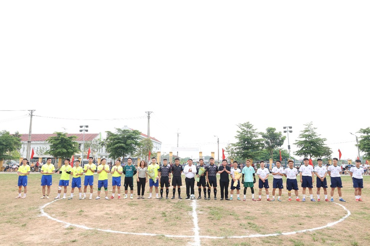 Đội bóng đá Thôn Trung Hậu Đông xuất sắc vô địch Giải bóng đá tranh cúp Hai Bà Trưng xã Mê Linh năm 2026- Ảnh 3.