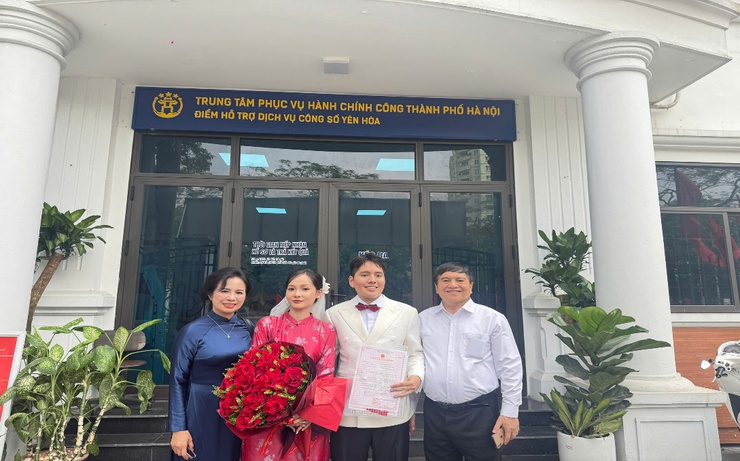 Phường Yên Hòa tổ chức trao Giấy chứng nhận kết hôn cho công dân theo hướng trang trọng, thân thiện- Ảnh 2.