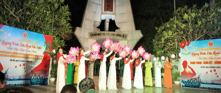 Phường Tây Hồ: Âm vang hào khí tháng 4 trong đêm nghệ thuật "Hát mãi khúc Quân hành"- Ảnh 2.