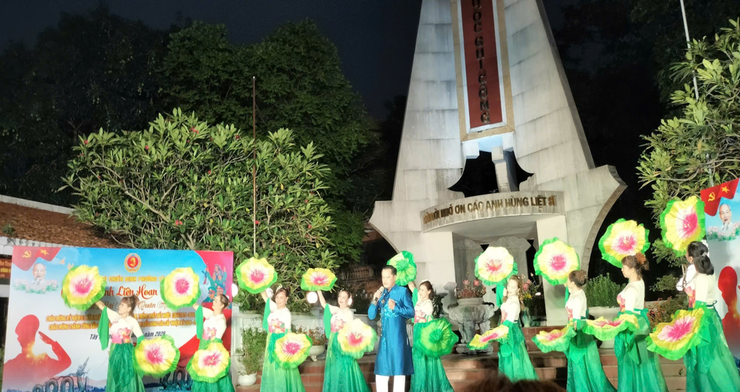 Phường Tây Hồ: Âm vang hào khí tháng 4 trong đêm nghệ thuật "Hát mãi khúc Quân hành"- Ảnh 3.