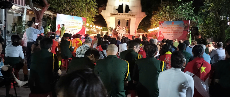 Phường Tây Hồ: Âm vang hào khí tháng 4 trong đêm nghệ thuật "Hát mãi khúc Quân hành"- Ảnh 1.