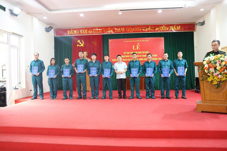 Phường Kiến Hưng tổ chức Lễ kết nạp Dân quân năm thứ nhất, công nhận hoàn thành nghĩa vụ tham gia Dân quân năm 2026- Ảnh 2.