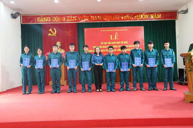 Phường Kiến Hưng tổ chức Lễ kết nạp Dân quân năm thứ nhất, công nhận hoàn thành nghĩa vụ tham gia Dân quân năm 2026- Ảnh 1.