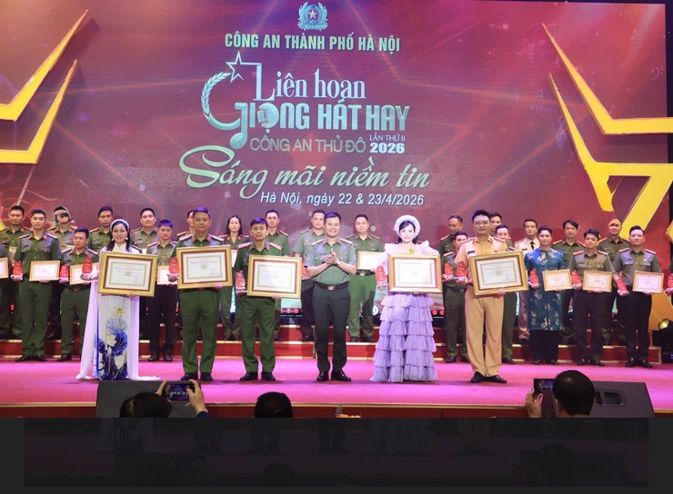 Trung tá Ngụy Duy Phương- Phó Trưởng Công an xã Dân Hoà đạt giải A tại Liên hoan Giọng hát hay Công an Thủ đô lần thứ II năm 2026- Ảnh 1.