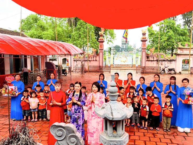 HOẠT ĐỘNG TRẢI NGHIỆM: THAM QUAN DI TÍCH LỊCH SỬ QUÊ HƯƠNG “ĐÌNH LÀNG” THÔN MỤC XÁ; CHÙA SÙNG PHÚC VÀ KHU SINH THÁI 12 CON GIÁP THÔN MỤC XÁ Hòa mình vào cội nguồn – Nâng niu tuổi thơ qua hành trình “Về làng”- Ảnh 1.