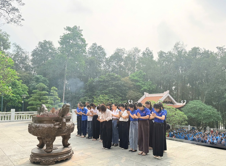 "Đất nước chọn niềm vui" – Hành trình về nguồn đầy ý nghĩa của trường Mầm non Cẩm Lĩnh B- Ảnh 1.