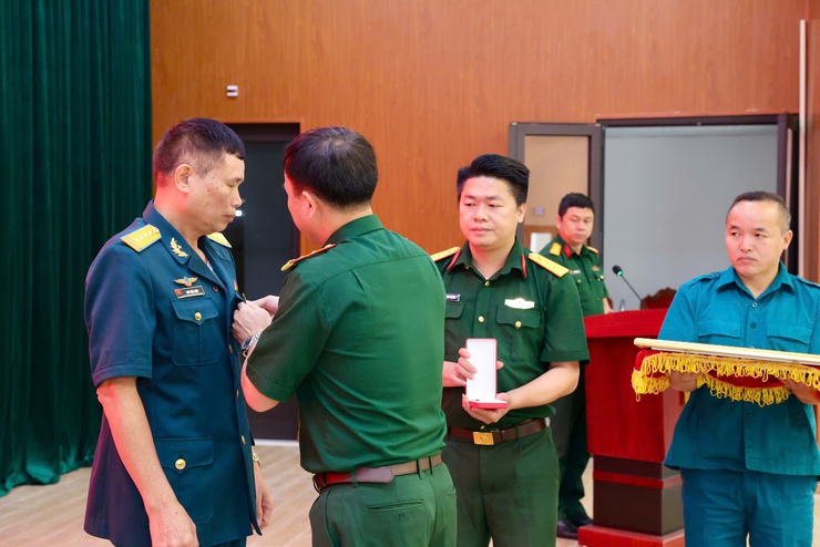 BAN CHQS XÃ THƯ LÂM TỔ CHỨC HỘI NGHỊ  TRAO TẶNG HUÂN CHƯƠNG BẢO VỆ TỔ QUỐC HẠNG BA, ĐÁNH GIÁ KẾT QUẢ THỰC HIỆN NHIỆM VỤ THÁNG 4 VÀ TRIỂN KHAI NHIỆM VỤ THÁNG 5 NĂM 2026- Ảnh 2.