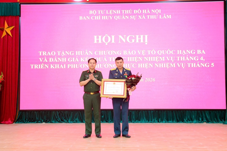 BAN CHQS XÃ THƯ LÂM TỔ CHỨC HỘI NGHỊ  TRAO TẶNG HUÂN CHƯƠNG BẢO VỆ TỔ QUỐC HẠNG BA, ĐÁNH GIÁ KẾT QUẢ THỰC HIỆN NHIỆM VỤ THÁNG 4 VÀ TRIỂN KHAI NHIỆM VỤ THÁNG 5 NĂM 2026- Ảnh 3.