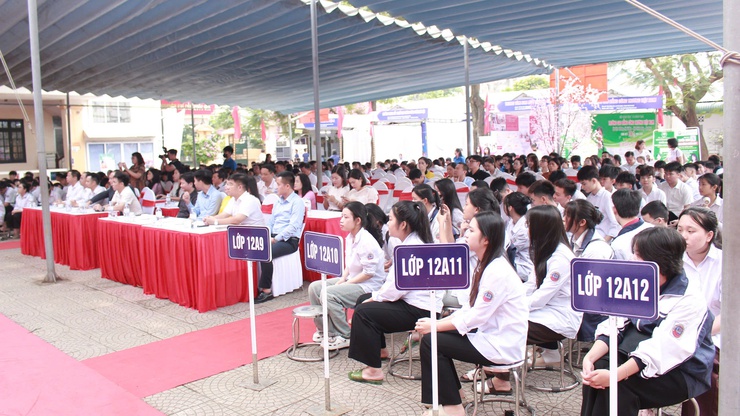 Trung tâm GDNN – GDTX Chương Mỹ tổ chức ngày hội tư vấn giáo dục, hướng nghiệp và giới thiệu việc làm cho học sinh khối 12- Ảnh 2.