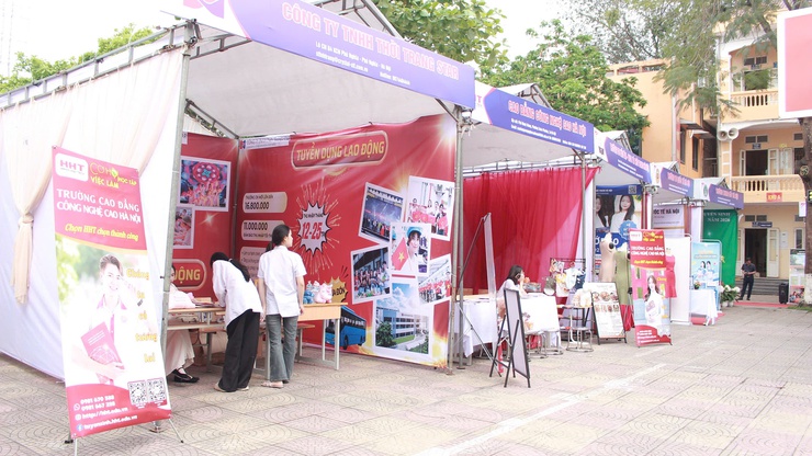 Trung tâm GDNN – GDTX Chương Mỹ tổ chức ngày hội tư vấn giáo dục, hướng nghiệp và giới thiệu việc làm cho học sinh khối 12- Ảnh 4.