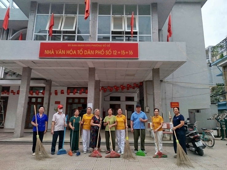 PHƯỜNG BỒ ĐỀ: RA QUÂN TỔNG VỆ SINH MÔI TRƯỜNG – ỨNG DỤNG CHUYỂN ĐỔI SỐ TRONG CÔNG TÁC PHÒNG CHỐNG DỊCH BỆNH- Ảnh 1.