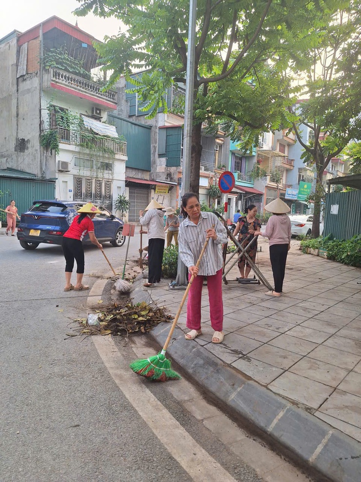 PHƯỜNG BỒ ĐỀ: RA QUÂN TỔNG VỆ SINH MÔI TRƯỜNG – ỨNG DỤNG CHUYỂN ĐỔI SỐ TRONG CÔNG TÁC PHÒNG CHỐNG DỊCH BỆNH- Ảnh 3.