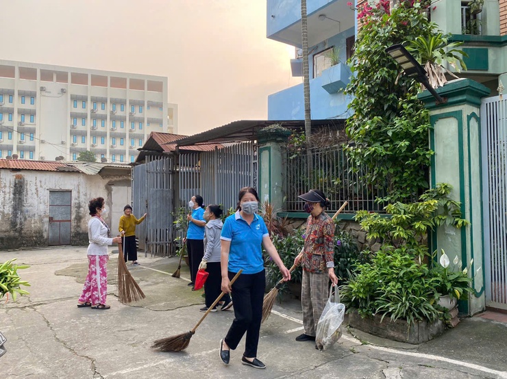 PHƯỜNG BỒ ĐỀ: RA QUÂN TỔNG VỆ SINH MÔI TRƯỜNG – ỨNG DỤNG CHUYỂN ĐỔI SỐ TRONG CÔNG TÁC PHÒNG CHỐNG DỊCH BỆNH- Ảnh 4.