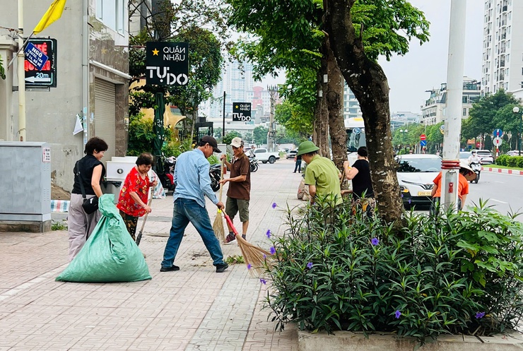PHƯỜNG BỒ ĐỀ: RA QUÂN TỔNG VỆ SINH MÔI TRƯỜNG – ỨNG DỤNG CHUYỂN ĐỔI SỐ TRONG CÔNG TÁC PHÒNG CHỐNG DỊCH BỆNH- Ảnh 12.