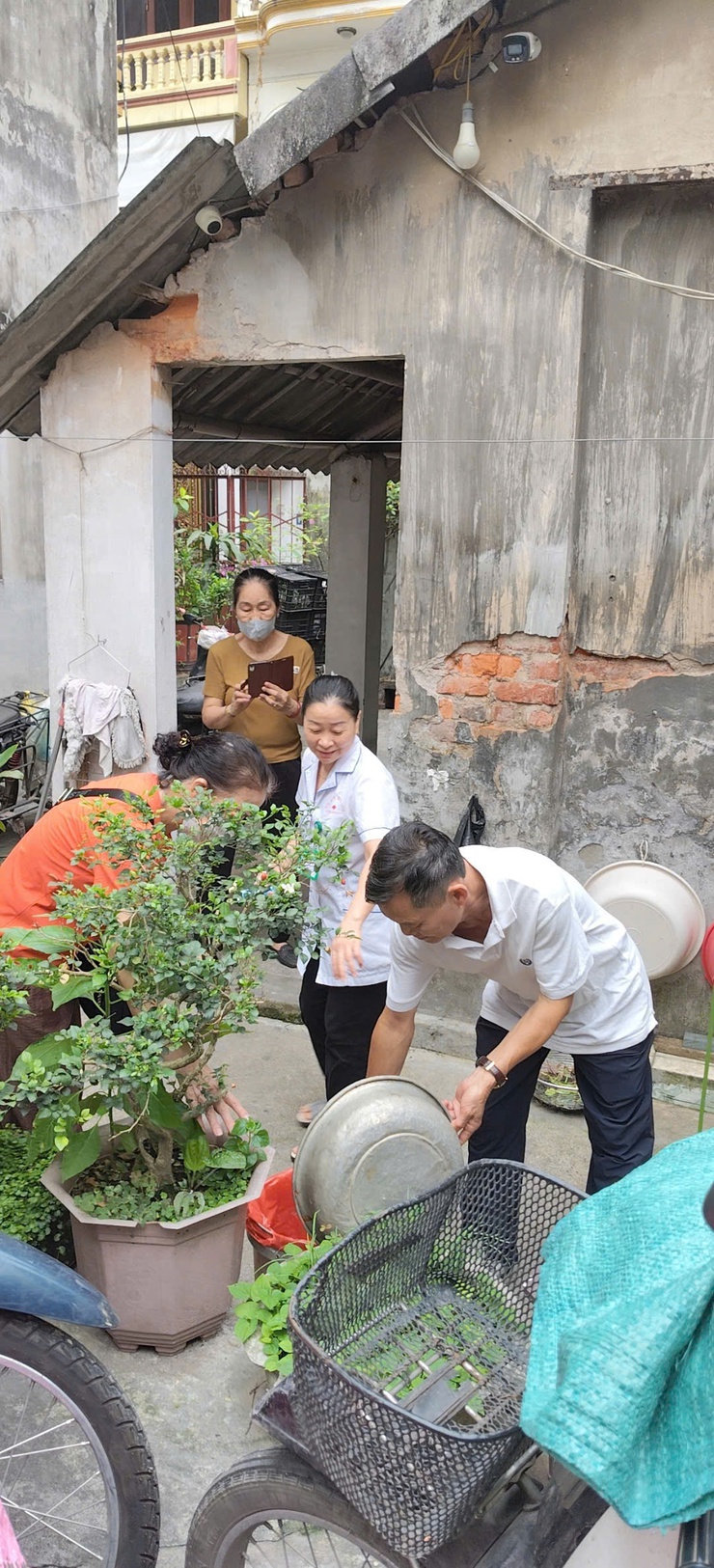 PHƯỜNG BỒ ĐỀ: RA QUÂN TỔNG VỆ SINH MÔI TRƯỜNG – ỨNG DỤNG CHUYỂN ĐỔI SỐ TRONG CÔNG TÁC PHÒNG CHỐNG DỊCH BỆNH- Ảnh 15.
