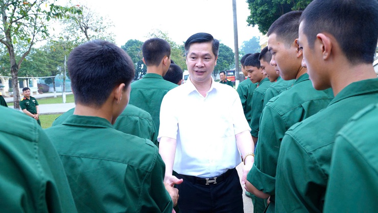 ️ XÃ DÂN HÒA thăm, động viên tân binh nhập ngũ️
Gắn kết hậu phương – đơn vị- Ảnh 12.