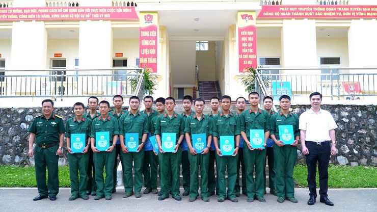 ️ XÃ DÂN HÒA thăm, động viên tân binh nhập ngũ️
Gắn kết hậu phương – đơn vị- Ảnh 6.