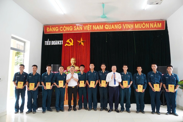️ XÃ DÂN HÒA thăm, động viên tân binh nhập ngũ️
Gắn kết hậu phương – đơn vị- Ảnh 2.