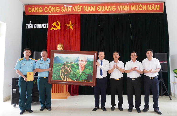 ️ XÃ DÂN HÒA thăm, động viên tân binh nhập ngũ️
Gắn kết hậu phương – đơn vị- Ảnh 1.