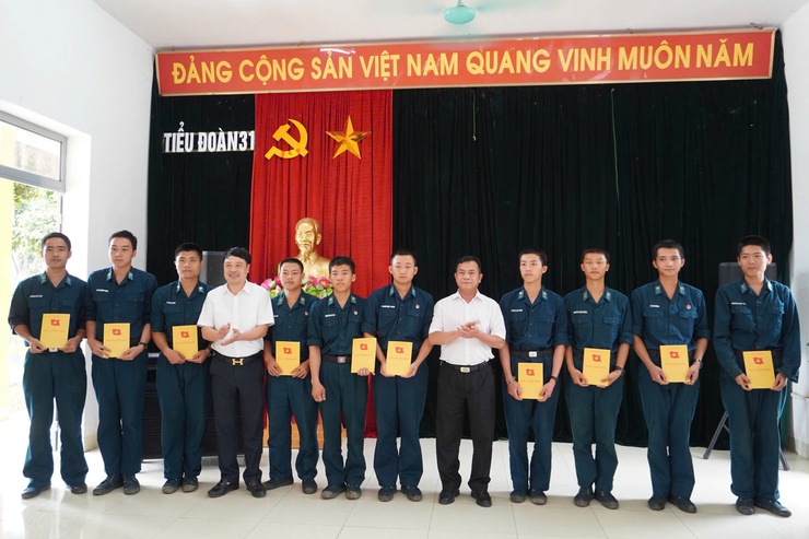 ️ XÃ DÂN HÒA thăm, động viên tân binh nhập ngũ️
Gắn kết hậu phương – đơn vị- Ảnh 3.
