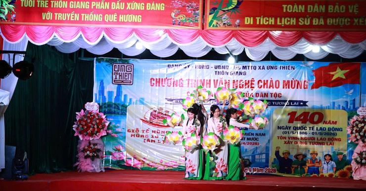 Sôi nổi chương trình văn nghệ chào mừng các ngày lễ lớn tại xã Ứng Thiên- Ảnh 7.