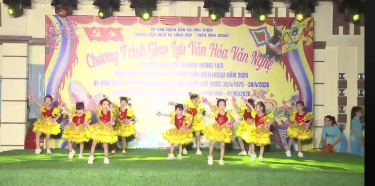 Sôi nổi chương trình văn nghệ chào mừng các ngày lễ lớn tại xã Ứng Thiên- Ảnh 3.
