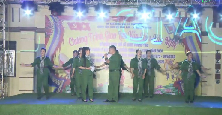Sôi nổi chương trình văn nghệ chào mừng các ngày lễ lớn tại xã Ứng Thiên- Ảnh 2.