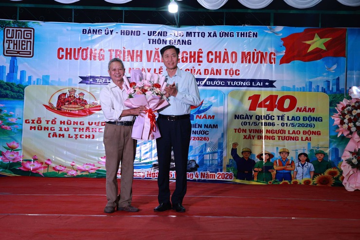Sôi nổi chương trình văn nghệ chào mừng các ngày lễ lớn tại xã Ứng Thiên- Ảnh 5.