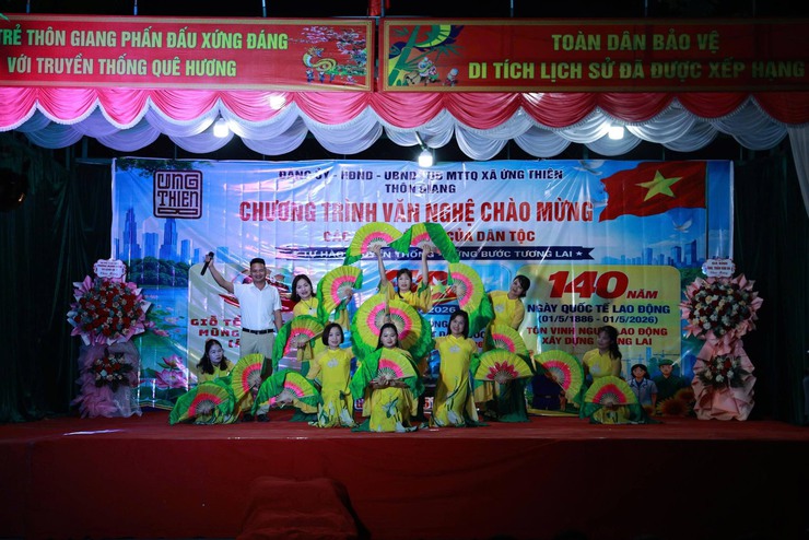 Sôi nổi chương trình văn nghệ chào mừng các ngày lễ lớn tại xã Ứng Thiên- Ảnh 8.