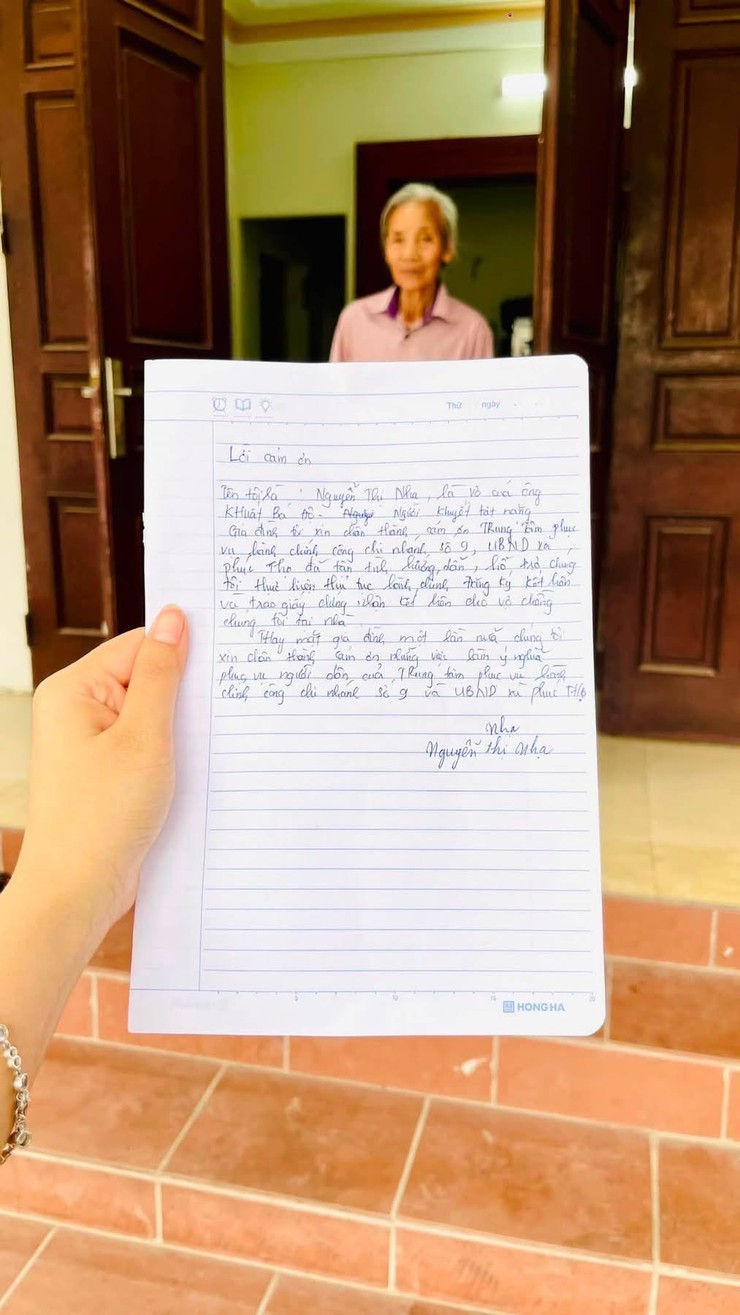 CÁN BỘ XÃ PHÚC THỌ TIẾP TỤC HỖ TRỢ GIẢI QUYẾT THỦ TỤC HÀNH CHÍNH TẠI NHÀ CHO NGƯỜI YẾU THẾ- Ảnh 5.