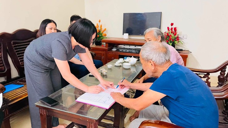 CÁN BỘ XÃ PHÚC THỌ TIẾP TỤC HỖ TRỢ GIẢI QUYẾT THỦ TỤC HÀNH CHÍNH TẠI NHÀ CHO NGƯỜI YẾU THẾ- Ảnh 2.