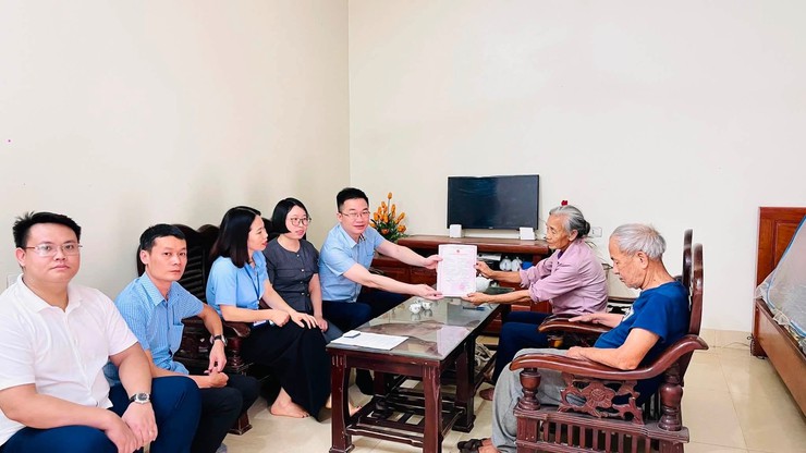 CÁN BỘ XÃ PHÚC THỌ TIẾP TỤC HỖ TRỢ GIẢI QUYẾT THỦ TỤC HÀNH CHÍNH TẠI NHÀ CHO NGƯỜI YẾU THẾ- Ảnh 3.