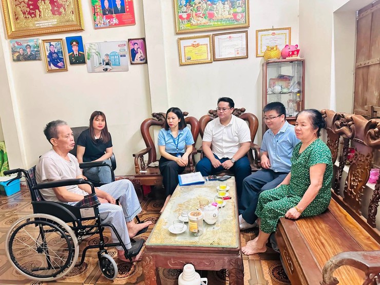 CÁN BỘ XÃ PHÚC THỌ TIẾP TỤC HỖ TRỢ GIẢI QUYẾT THỦ TỤC HÀNH CHÍNH TẠI NHÀ CHO NGƯỜI YẾU THẾ- Ảnh 1.