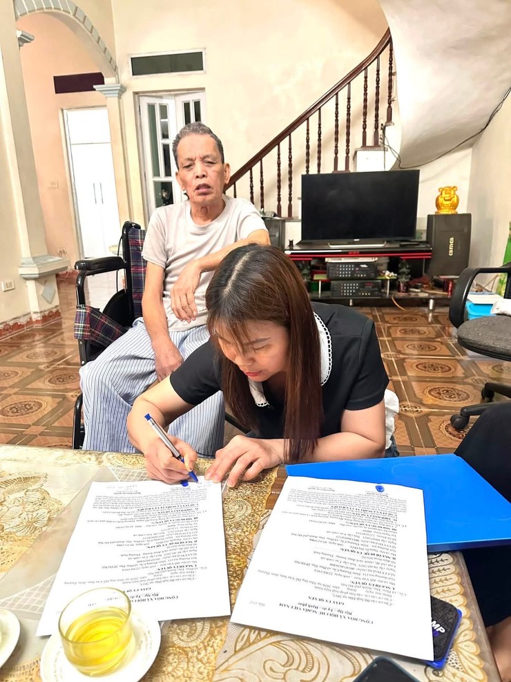 CÁN BỘ XÃ PHÚC THỌ TIẾP TỤC HỖ TRỢ GIẢI QUYẾT THỦ TỤC HÀNH CHÍNH TẠI NHÀ CHO NGƯỜI YẾU THẾ- Ảnh 4.