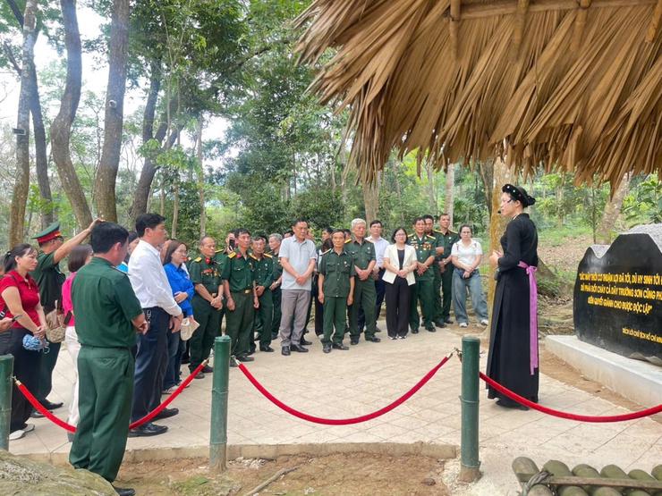 Hội Cựu chiến binh xã Phúc Lộc tổ chức hành trình về nguồn tại Khu di tích ATK Định Hóa, tỉnh Thái Nguyên- Ảnh 4.