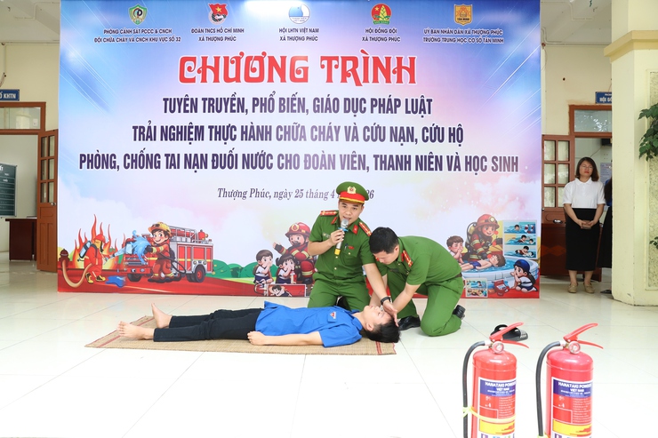 Đoàn Thanh niên cộng sản Hồ Chí Minh xã Thượng Phúc đã phối hợp tổ chức chương trình “Tuyên truyền, giáo dục pháp luật; trải nghiệm thực hành chữa cháy, cứu nạn cứu hộ và phòng chống tai nạn đuối nước” trên địa bàn xã- Ảnh 3.