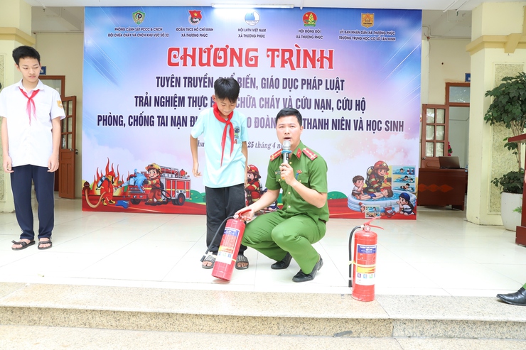 Đoàn Thanh niên cộng sản Hồ Chí Minh xã Thượng Phúc đã phối hợp tổ chức chương trình “Tuyên truyền, giáo dục pháp luật; trải nghiệm thực hành chữa cháy, cứu nạn cứu hộ và phòng chống tai nạn đuối nước” trên địa bàn xã- Ảnh 4.
