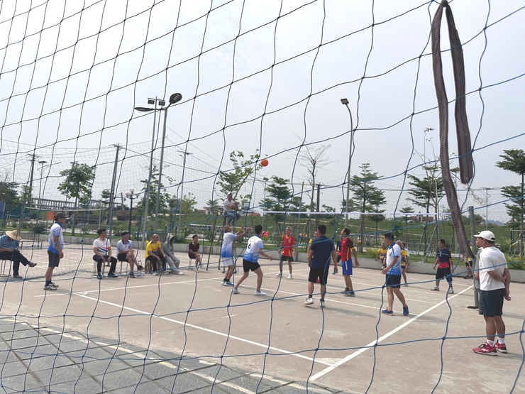 SÔI NỔI GIAO LƯU BÓNG CHUYỀN HƠI CHÀO MỪNG CÁC NGÀY LỄ LỚN- Ảnh 6.