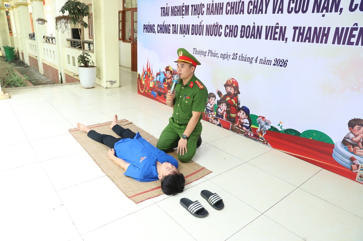 Đoàn Thanh niên cộng sản Hồ Chí Minh xã Thượng Phúc đã phối hợp tổ chức chương trình “Tuyên truyền, giáo dục pháp luật; trải nghiệm thực hành chữa cháy, cứu nạn cứu hộ và phòng chống tai nạn đuối nước” trên địa bàn xã- Ảnh 2.