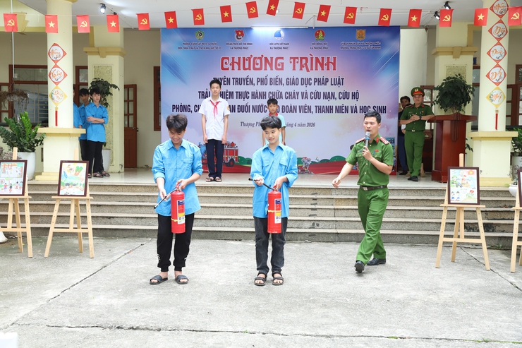 Đoàn Thanh niên cộng sản Hồ Chí Minh xã Thượng Phúc đã phối hợp tổ chức chương trình “Tuyên truyền, giáo dục pháp luật; trải nghiệm thực hành chữa cháy, cứu nạn cứu hộ và phòng chống tai nạn đuối nước” trên địa bàn xã- Ảnh 5.