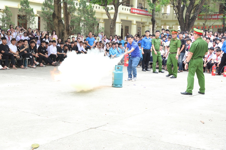 Đoàn Thanh niên cộng sản Hồ Chí Minh xã Thượng Phúc đã phối hợp tổ chức chương trình “Tuyên truyền, giáo dục pháp luật; trải nghiệm thực hành chữa cháy, cứu nạn cứu hộ và phòng chống tai nạn đuối nước” trên địa bàn xã- Ảnh 6.