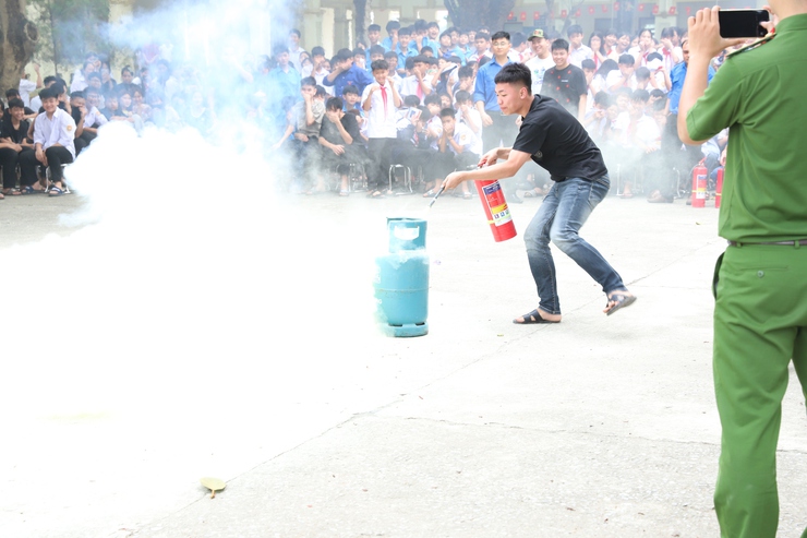 Đoàn Thanh niên cộng sản Hồ Chí Minh xã Thượng Phúc đã phối hợp tổ chức chương trình “Tuyên truyền, giáo dục pháp luật; trải nghiệm thực hành chữa cháy, cứu nạn cứu hộ và phòng chống tai nạn đuối nước” trên địa bàn xã- Ảnh 7.