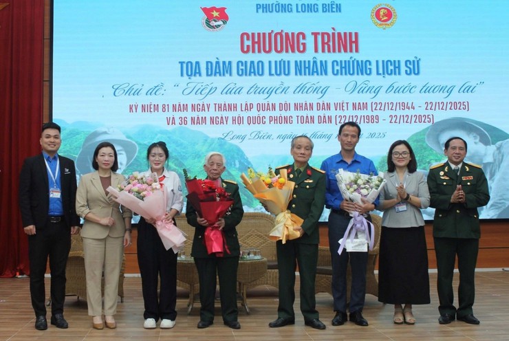 Những "trang sử sống" của hội viên CCB phường Long Biên truyền lửa tự hào cho thế hệ thanh niên- Ảnh 1.