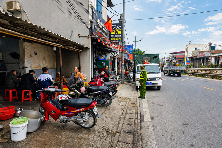 Công an xã Phú Xuyên triển khai đồng bộ các giải pháp bảo đảm TTATGT, TTĐT dịp lễ 30/4 và 01/5- Ảnh 2.