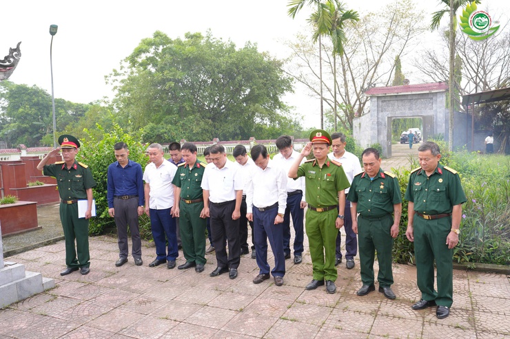 Phú Cát tổ chức dâng hương viếng Nghĩa trang Liệt sĩ và Nhà bia tưởng niệm nhân dịp kỷ niệm 30/4 và 1/5- Ảnh 1.