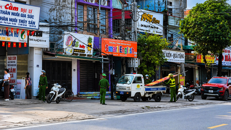 Công an xã Phú Xuyên triển khai đồng bộ các giải pháp bảo đảm TTATGT, TTĐT dịp lễ 30/4 và 01/5- Ảnh 3.