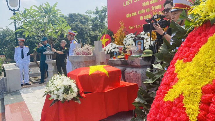 Trang trọng Lễ đón nhận, truy điệu và an táng hài cốt liệt sĩ Lê Quyết Chiến- Ảnh 1.