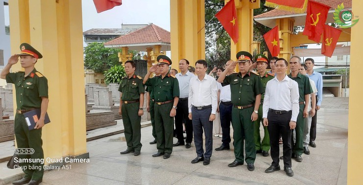 Phú Cát tổ chức dâng hương viếng Nghĩa trang Liệt sĩ và Nhà bia tưởng niệm nhân dịp kỷ niệm 30/4 và 1/5- Ảnh 2.