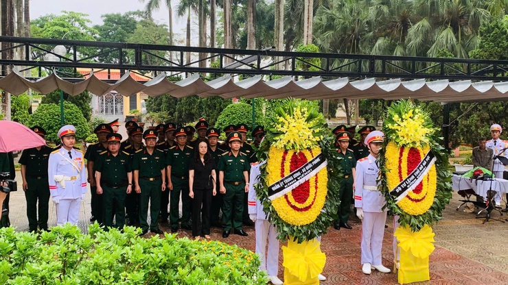 Lãnh đạo Bộ Tư lệnh Thủ đô và phường Tây Tựu viếng nghĩa trang liệt sĩ- Ảnh 1.