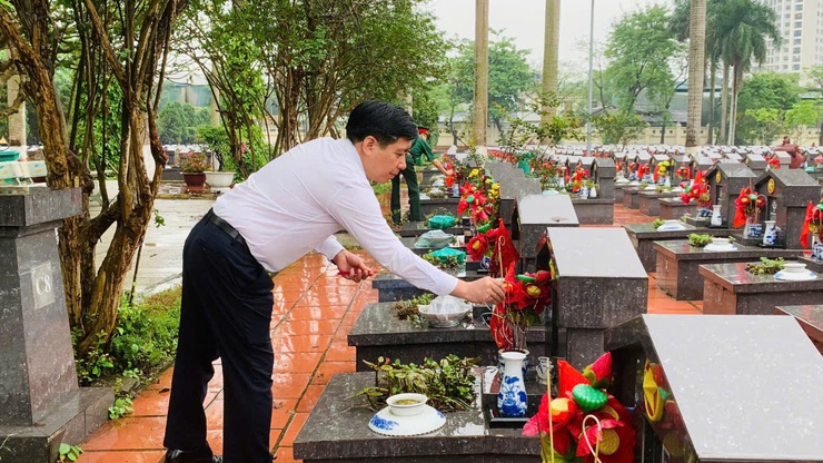 Lãnh đạo Bộ Tư lệnh Thủ đô và phường Tây Tựu viếng nghĩa trang liệt sĩ- Ảnh 3.